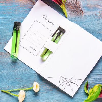 Cartolina promozionale con campione applicato su bolli biadesivi removibili